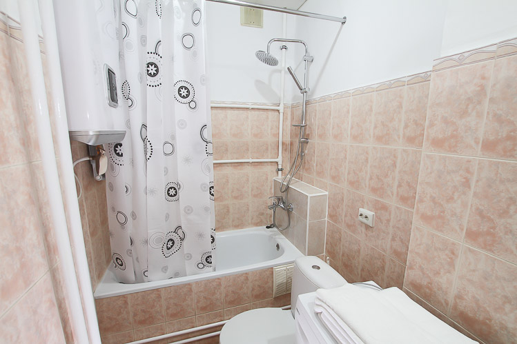 Apartment for rent in Chisinau on main boulevard: 2 rooms, 1 bedroom, 53 m²